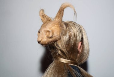 NEW YORK, NEW YORK - 10 Eylül 2019 'da New York' ta düzenlenen New York Moda Haftası 'nda Kaimin' in bahar / yaz aylarında sahne arkasında poz veren bir model.