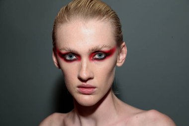 NEW YORK, NEW YORK - 10 Eylül 2019 'da New York' ta düzenlenen New York Moda Haftası 'nda Kaimin' in bahar / yaz aylarında sahne arkasında poz veren bir model.