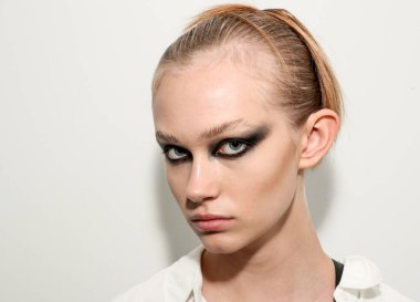 NEW YORK, NEW YORK - 10 Eylül 2019 'da New York' ta düzenlenen New York Moda Haftası 'nda Kaimin' in bahar / yaz aylarında sahne arkasında poz veren bir model.