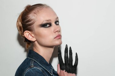 NEW YORK, NEW YORK - 10 Eylül 2019 'da New York' ta düzenlenen New York Moda Haftası 'nda Kaimin' in bahar / yaz aylarında sahne arkasında poz veren bir model.