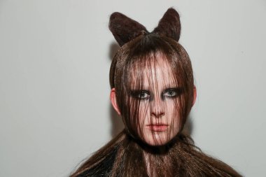 NEW YORK, NEW YORK - 10 Eylül 2019 'da New York' ta düzenlenen New York Moda Haftası 'nda Kaimin' in bahar / yaz aylarında sahne arkasında poz veren bir model.