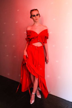 NEW YORK, NEW YORK - 10 Eylül 2019 'da New York' ta düzenlenen New York Moda Haftası 'nda Kaimin' in bahar / yaz aylarında sahne arkasında poz veren bir model.