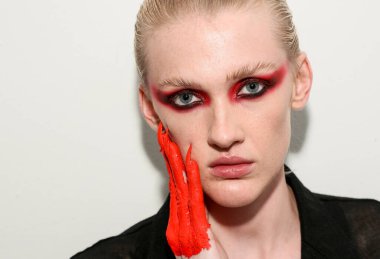 NEW YORK, NEW YORK - 10 Eylül 2019 'da New York' ta düzenlenen New York Moda Haftası 'nda Kaimin' in bahar / yaz aylarında sahne arkasında poz veren bir model.