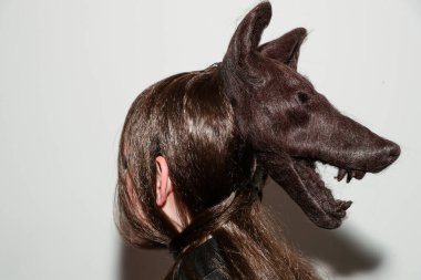 NEW YORK, NEW YORK - 10 Eylül 2019 'da New York' ta düzenlenen New York Moda Haftası 'nda Kaimin' in bahar / yaz aylarında sahne arkasında poz veren bir model.