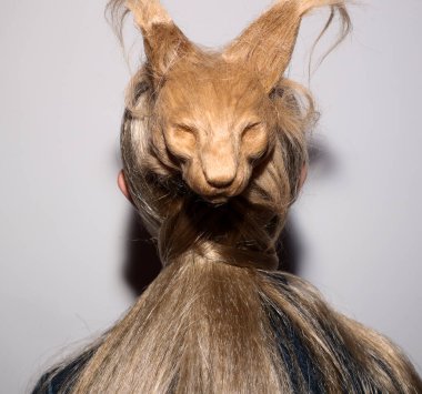 NEW YORK, NEW YORK - 10 Eylül 2019 'da New York' ta düzenlenen New York Moda Haftası 'nda Kaimin' in bahar / yaz aylarında sahne arkasında poz veren bir model.