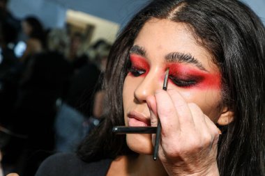 NEW YORK, NEW YORK - 10 Eylül 2019 'da New York' ta düzenlenen New York Moda Haftası sırasında Kaimin 'in İlkbahar / Yaz Moda Şovu sırasında sahne arkasında hazırlanan bir model.