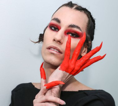 NEW YORK, NEW YORK - 10 Eylül 2019 'da New York' ta düzenlenen New York Moda Haftası 'nda Kaimin' in bahar / yaz aylarında sahne arkasında poz veren bir model.