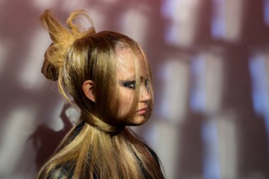 NEW YORK, NEW YORK - 10 Eylül 2019 'da New York' ta düzenlenen New York Moda Haftası 'nda Kaimin' in bahar / yaz aylarında sahne arkasında poz veren bir model.