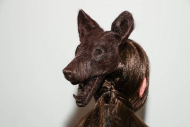 NEW YORK, NEW YORK - 10 Eylül 2019 'da New York' ta düzenlenen New York Moda Haftası 'nda Kaimin' in bahar / yaz aylarında sahne arkasında poz veren bir model.