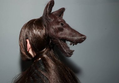 NEW YORK, NEW YORK - 10 Eylül 2019 'da New York' ta düzenlenen New York Moda Haftası 'nda Kaimin' in bahar / yaz aylarında sahne arkasında poz veren bir model.