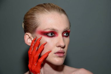 NEW YORK, NEW YORK - 10 Eylül 2019 'da New York' ta düzenlenen New York Moda Haftası 'nda Kaimin' in bahar / yaz aylarında sahne arkasında poz veren bir model.