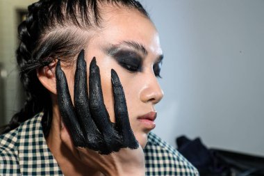 NEW YORK, NEW YORK - 10 Eylül 2019 'da New York' ta düzenlenen New York Moda Haftası 'nda Kaimin' in bahar / yaz aylarında sahne arkasında poz veren bir model.