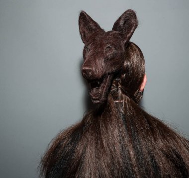 NEW YORK, NEW YORK - 10 Eylül 2019 'da New York' ta düzenlenen New York Moda Haftası 'nda Kaimin' in bahar / yaz aylarında sahne arkasında poz veren bir model.