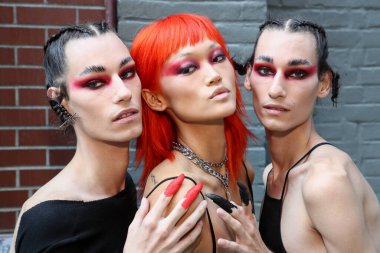 NEW YORK, NEW YORK - 10 Eylül 2019 'da New York Moda Haftası' nda Kaimin 'in İlkbaharı Giymeye Hazır / Yaz 2020 defilesinde sahne arkasında poz veren mankenler.