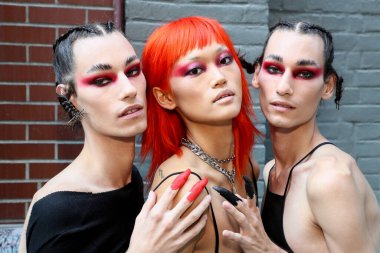 NEW YORK, NEW YORK - 10 Eylül 2019 'da New York Moda Haftası' nda Kaimin 'in İlkbaharı Giymeye Hazır / Yaz 2020 defilesinde sahne arkasında poz veren mankenler.