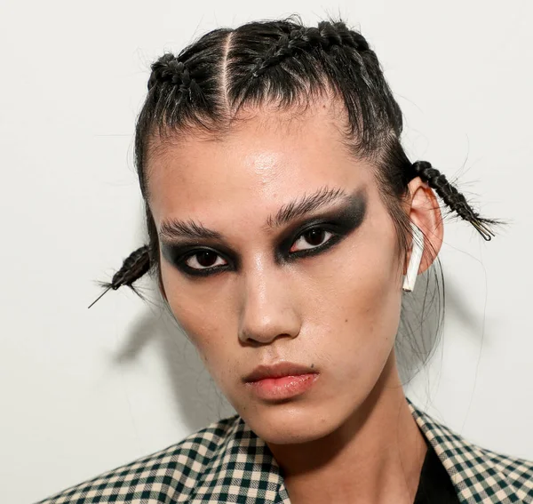 NEW YORK, NEW YORK - 10 Eylül 2019 'da New York' ta düzenlenen New York Moda Haftası 'nda Kaimin' in bahar / yaz aylarında sahne arkasında poz veren bir model.