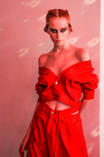 ニューヨーク 9月10日 ニューヨークで開催中の2020年春夏ファッションショーで Kaimin Ready Wearのバックステージをポーズしたモデル — ストック写真