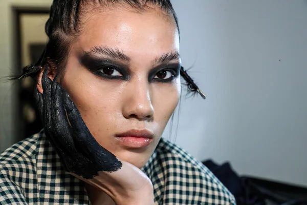 NEW YORK, NEW YORK - 10 Eylül 2019 'da New York' ta düzenlenen New York Moda Haftası 'nda Kaimin' in bahar / yaz aylarında sahne arkasında poz veren bir model.