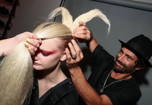 NEW YORK, NEW YORK - 10 Eylül 2019 'da New York' ta düzenlenen New York Moda Haftası sırasında Kaimin 'in İlkbahar / Yaz Moda Şovu sırasında sahne arkasında hazırlanan bir model.