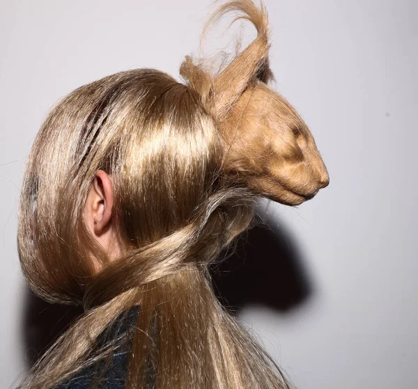 NEW YORK, NEW YORK - 10 Eylül 2019 'da New York' ta düzenlenen New York Moda Haftası 'nda Kaimin' in bahar / yaz aylarında sahne arkasında poz veren bir model.