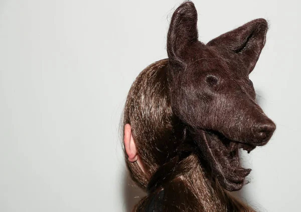 NEW YORK, NEW YORK - 10 Eylül 2019 'da New York' ta düzenlenen New York Moda Haftası 'nda Kaimin' in bahar / yaz aylarında sahne arkasında poz veren bir model.