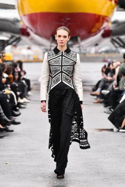 JAMAICA, NEW YORK - Şubat 06: Bir model Ani Alvarez Calderon için podyumda yürüyor: Jessica Minh Anhs 