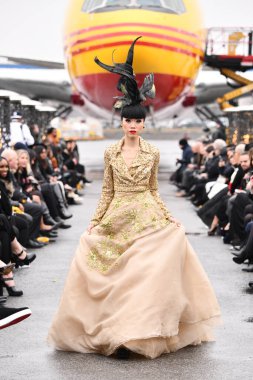 JAMAICA, NEW YORK - 06 Şubat 2020 'de JFK Havalimanı' ndaki DHL merkezinde Jessica Minh Anhs defilesinde Portia ve Scarlett için podyumda bir model yürüyor. 