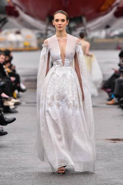 JAMAICA, NEW YORK - 06 Şubat 2020 'de JFK Havalimanı' ndaki DHL merkezinde Jessica Minh Anhs defilesinde Portia ve Scarlett için podyumda bir model yürüyor. 