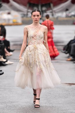 JAMAICA, NEW YORK - 06 Şubat 2020 'de JFK Havalimanı' ndaki DHL merkezinde Jessica Minh Anhs defilesinde Portia ve Scarlett için podyumda bir model yürüyor. 