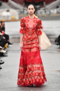 JAMAICA, NEW YORK - 06 Şubat 2020 'de JFK Havalimanı' ndaki DHL merkezinde Jessica Minh Anhs defilesinde Portia ve Scarlett için podyumda bir model yürüyor. 