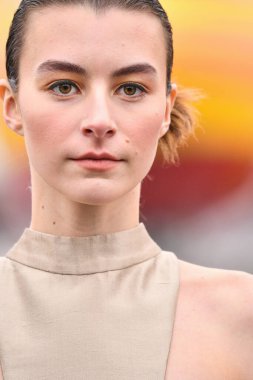 JAMAICA, NEW YORK - 06 Şubat 2020 'de JFK Havalimanı' ndaki DHL merkezinde Jessica Minh Anhs defilesinde Portia ve Scarlett için podyumda bir model yürüyor. 