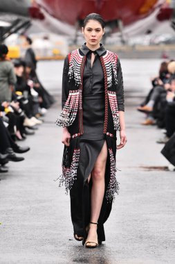 JAMAICA, NEW YORK - Şubat 06: Bir model Ani Alvarez Calderon için podyumda yürüyor: Jessica Minh Anhs 