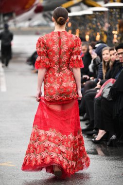 JAMAICA, NEW YORK - 06 Şubat 2020 'de JFK Havalimanı' ndaki DHL merkezinde Jessica Minh Anhs defilesinde Portia ve Scarlett için podyumda bir model yürüyor. 