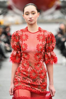 JAMAICA, NEW YORK - 06 Şubat 2020 'de JFK Havalimanı' ndaki DHL merkezinde Jessica Minh Anhs defilesinde Portia ve Scarlett için podyumda bir model yürüyor. 