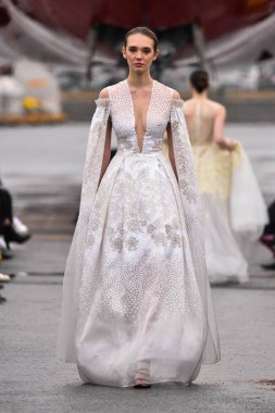 JAMAICA, NEW YORK - 06 Şubat 2020 'de JFK Havalimanı' ndaki DHL merkezinde Jessica Minh Anhs defilesinde Portia ve Scarlett için podyumda bir model yürüyor. 