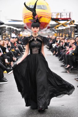 JAMAICA, NEW YORK - Şubat 06: DHL JFK Havalimanı 'ndaki Jessica Minh Anhs 