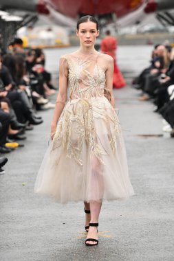 JAMAICA, NEW YORK - 06 Şubat 2020 'de JFK Havalimanı' ndaki DHL merkezinde Jessica Minh Anhs defilesinde Portia ve Scarlett için podyumda bir model yürüyor. 