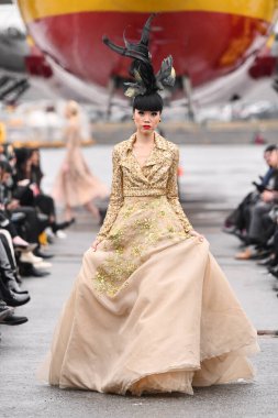 JAMAICA, NEW YORK - 06 Şubat 2020 'de JFK Havalimanı' ndaki DHL merkezinde Jessica Minh Anhs defilesinde Portia ve Scarlett için podyumda bir model yürüyor. 