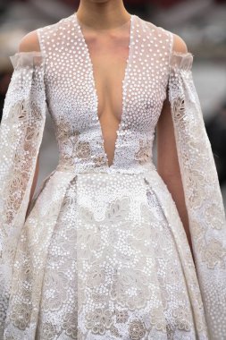 JAMAICA, NEW YORK - 06 Şubat 2020 'de JFK Havalimanı' ndaki DHL merkezinde Jessica Minh Anhs defilesinde Portia ve Scarlett için podyumda bir model yürüyor. 