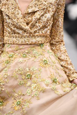 JAMAICA, NEW YORK - 06 Şubat 2020 'de JFK Havalimanı' ndaki DHL merkezinde Jessica Minh Anhs defilesinde Portia ve Scarlett için podyumda bir model yürüyor. 