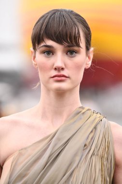 JAMAICA, NEW YORK - 06 Şubat 2020 'de JFK Havalimanı' ndaki DHL merkezinde Jessica Minh Anhs defilesinde Portia ve Scarlett için podyumda bir model yürüyor. 