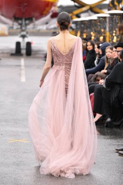 JAMAICA, NEW YORK - 06 Şubat 2020 'de JFK Havalimanı' ndaki DHL merkezinde Jessica Minh Anhs defilesinde Portia ve Scarlett için podyumda bir model yürüyor. 