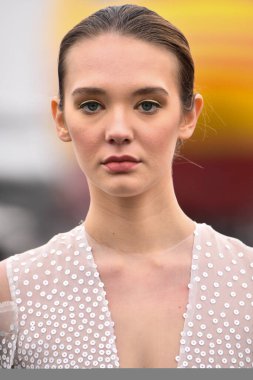 JAMAICA, NEW YORK - 06 Şubat 2020 'de JFK Havalimanı' ndaki DHL merkezinde Jessica Minh Anhs defilesinde Portia ve Scarlett için podyumda bir model yürüyor. 