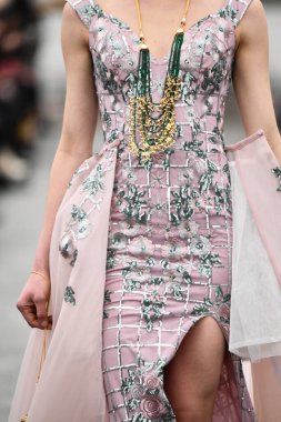 JAMAICA, NEW YORK - 06 Şubat 2020 'de JFK Havalimanı' ndaki DHL merkezinde Jessica Minh Anhs defilesinde Portia ve Scarlett için podyumda bir model yürüyor. 