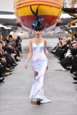 JAMAICA, NEW YORK - 06 Şubat 2020 'de JFK Havalimanı' ndaki DHL merkezinde Jessica Minh Anhs defilesinde Portia ve Scarlett için podyumda bir model yürüyor. 