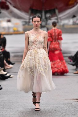 JAMAICA, NEW YORK - 06 Şubat 2020 'de JFK Havalimanı' ndaki DHL merkezinde Jessica Minh Anhs defilesinde Portia ve Scarlett için podyumda bir model yürüyor. 