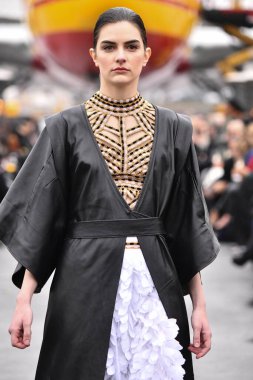 JAMAICA, NEW YORK - Şubat 06: Bir model Ani Alvarez Calderon için podyumda yürüyor: Jessica Minh Anhs 