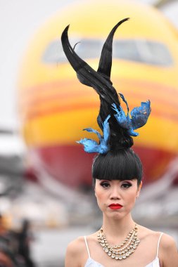 JAMAICA, NEW YORK - 06 Şubat 2020 'de JFK Havalimanı' ndaki DHL merkezinde Jessica Minh Anhs defilesinde Portia ve Scarlett için podyumda bir model yürüyor. 