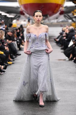 JAMAICA, NEW YORK - 06 Şubat 2020 'de JFK Havalimanı' ndaki DHL merkezinde Jessica Minh Anhs defilesinde Portia ve Scarlett için podyumda bir model yürüyor. 