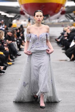 JAMAICA, NEW YORK - 06 Şubat 2020 'de JFK Havalimanı' ndaki DHL merkezinde Jessica Minh Anhs defilesinde Portia ve Scarlett için podyumda bir model yürüyor. 